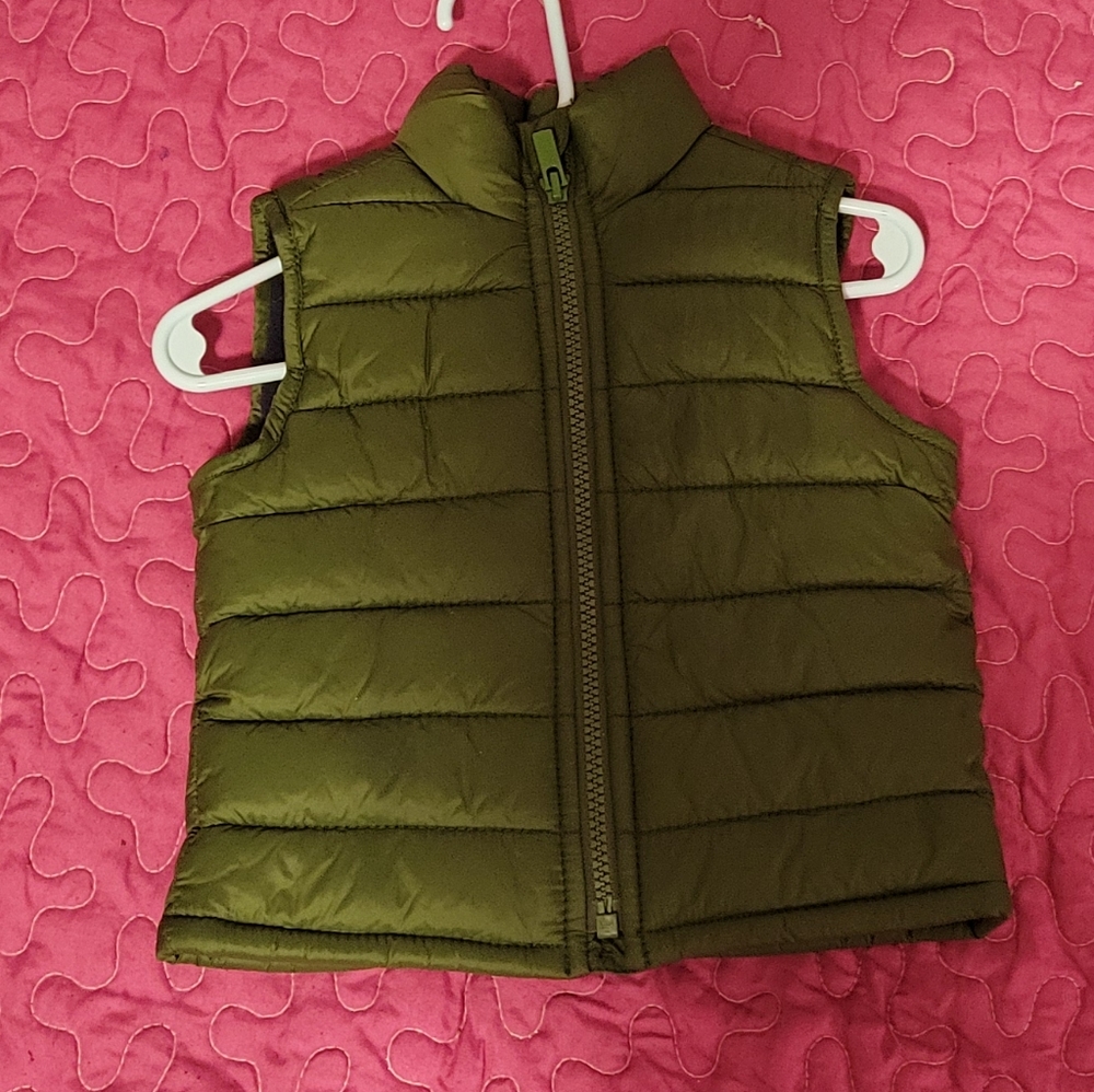 Old Navy Puffer Vest. 12-18m
